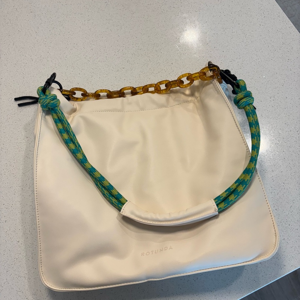 Elegant Cream Handbag with Chain Accent - Picture 2 of 4